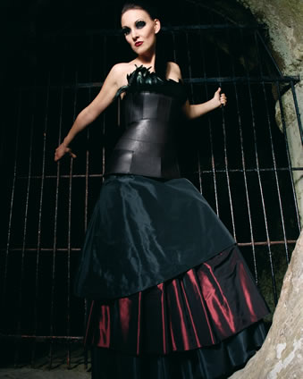 Abendmode - Abendkleid Haute Couture - Brautkleid Gothic - zweiteilig mit Ledercorsage und aufwendigem Rock aus Taft von Nina Biernath