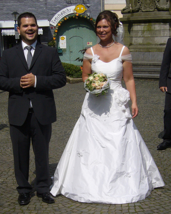 Brautkleid nach Maß mit Reifrock und Blüten