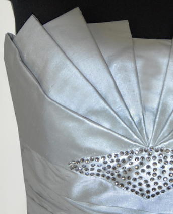 Brautmode Couture - pompöses Brautkleid in silber-grau mit langer Schleppe und aufwendiger Corsage