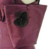 Kurzes Abendkleid in changierendem lila weit ausgestellt mit Tüllunterrock und Blüten verziert dazu Passende Accessoires wie Tasche