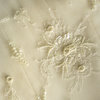 Detail - Brautkleid aus Seidensatin mit bestickter Corsage aus Valentino Spitze