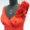 farbige Brautmode-Corsage in rot mit Blüten verziert